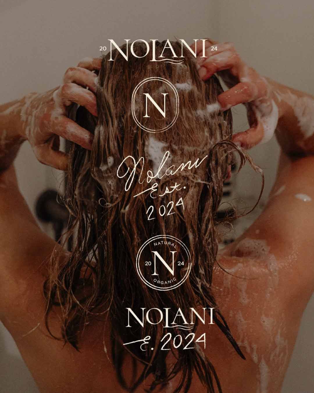 ariaciones del logotipo de Nolani Haircare en color blanco sobre una fotografía de una persona lavándose el cabello. Incluye el logo principal con serifas, un monograma con la letra N y una versión manuscrita con la leyenda "Est. 2024".